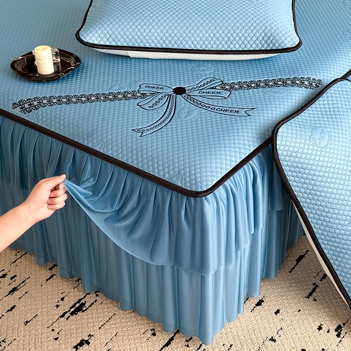 91家纺网 家纺一手货源 找家纺 卡罗兰 2026新款豆豆冰丝凉席夏被复合三明治蝴蝶结床裙三件四件套 蝴蝶结-海蓝色