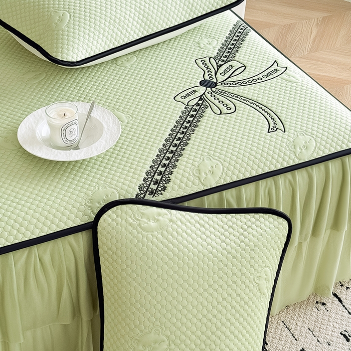 91家纺网 家纺一手货源 找家纺 卡罗兰 2026新款豆豆冰丝凉席夏被复合三明治蝴蝶结床裙三件四件套 蝴蝶结-抹茶绿