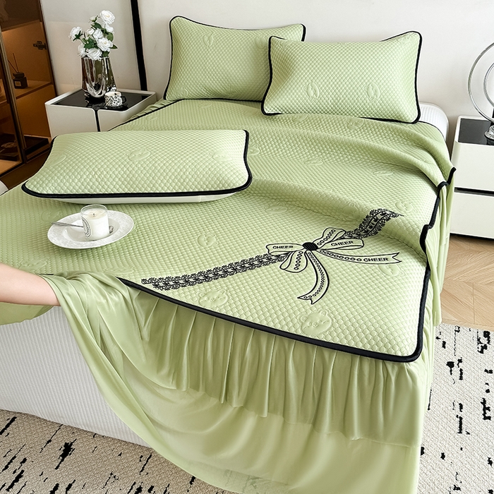 91家纺网 家纺一手货源 找家纺 卡罗兰 2026新款豆豆冰丝凉席夏被复合三明治蝴蝶结床裙三件四件套 蝴蝶结-抹茶绿