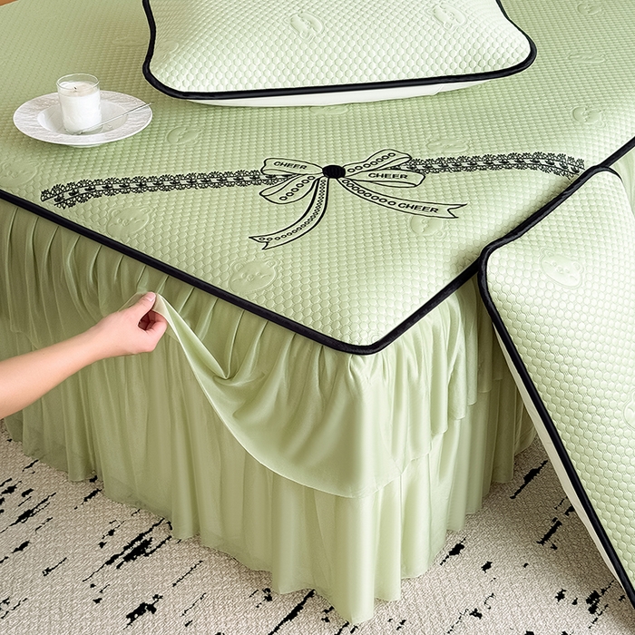 91家纺网 家纺一手货源 找家纺 卡罗兰 2026新款豆豆冰丝凉席夏被复合三明治蝴蝶结床裙三件四件套 蝴蝶结-抹茶绿