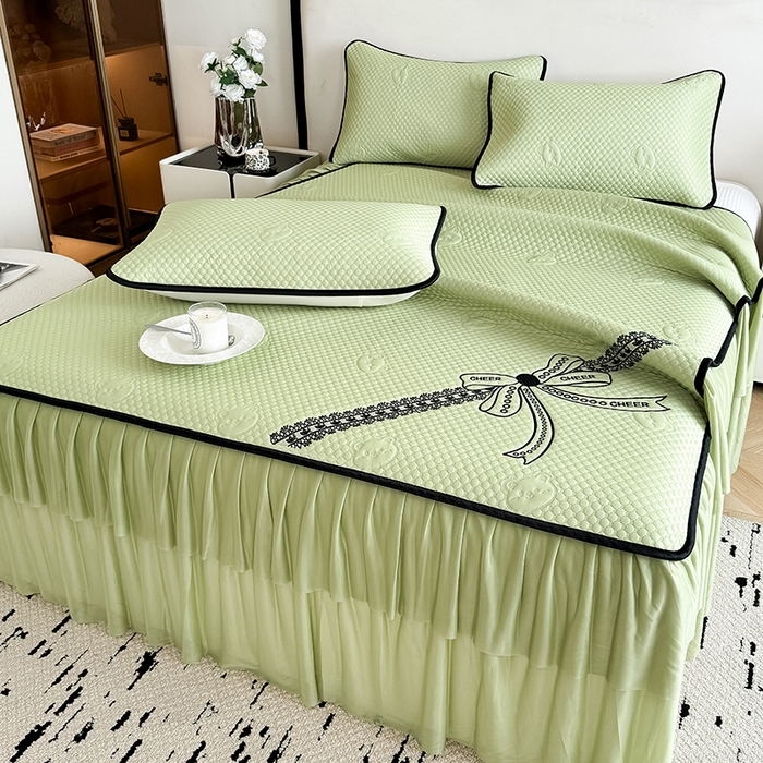 91家纺网 家纺一手货源 找家纺 卡罗兰 2026新款豆豆冰丝凉席夏被复合三明治蝴蝶结床裙三件四件套 蝴蝶结-抹茶绿