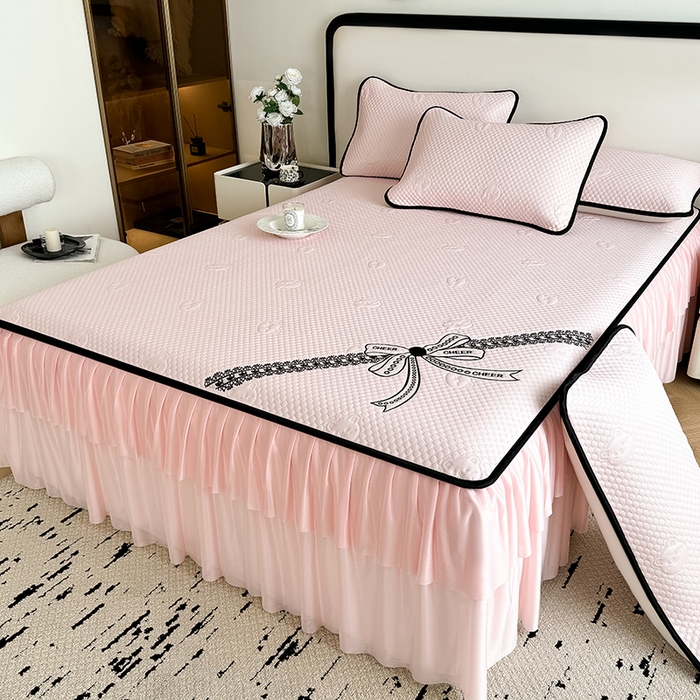 91家纺网 家纺一手货源 找家纺 卡罗兰 2026新款豆豆冰丝凉席夏被复合三明治蝴蝶结床裙三件四件套 蝴蝶结-浅粉色