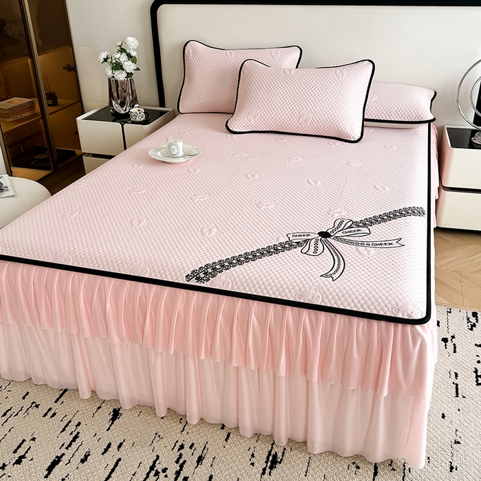 91家纺网 家纺一手货源 找家纺 卡罗兰 2026新款豆豆冰丝凉席夏被复合三明治蝴蝶结床裙三件四件套 蝴蝶结-浅粉色