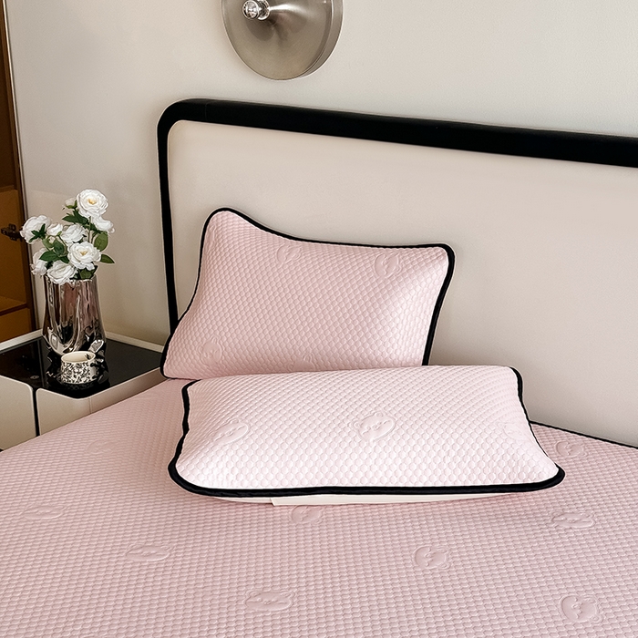 91家纺网 家纺一手货源 找家纺 卡罗兰 2026新款豆豆冰丝凉席夏被复合三明治蝴蝶结床裙三件四件套 蝴蝶结-浅粉色