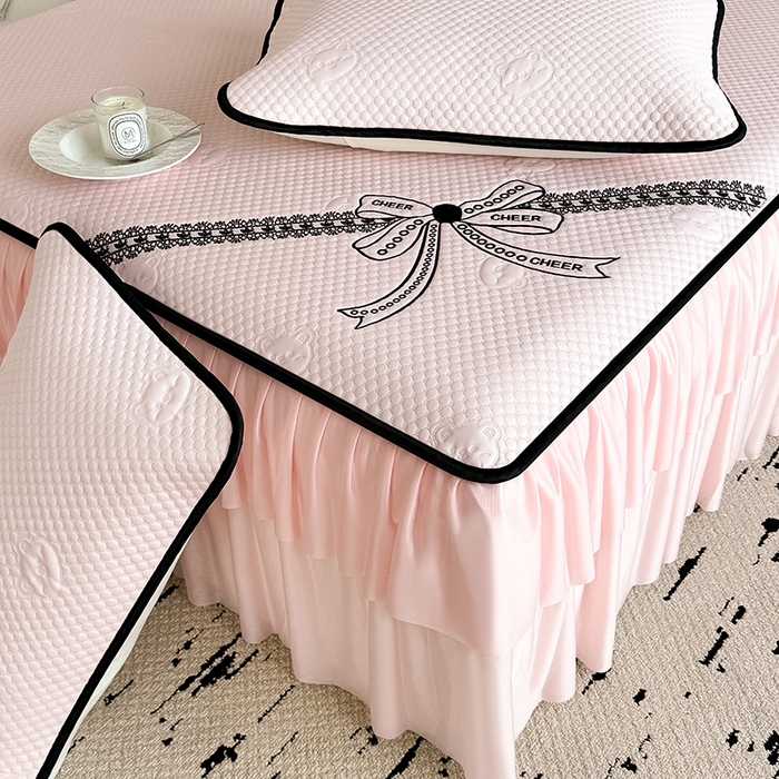 91家纺网 家纺一手货源 找家纺 卡罗兰 2026新款豆豆冰丝凉席夏被复合三明治蝴蝶结床裙三件四件套 蝴蝶结-浅粉色