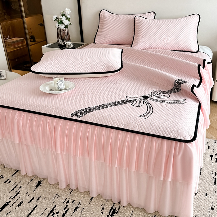 91家纺网 家纺一手货源 找家纺 卡罗兰 2026新款豆豆冰丝凉席夏被复合三明治蝴蝶结床裙三件四件套 蝴蝶结-浅粉色