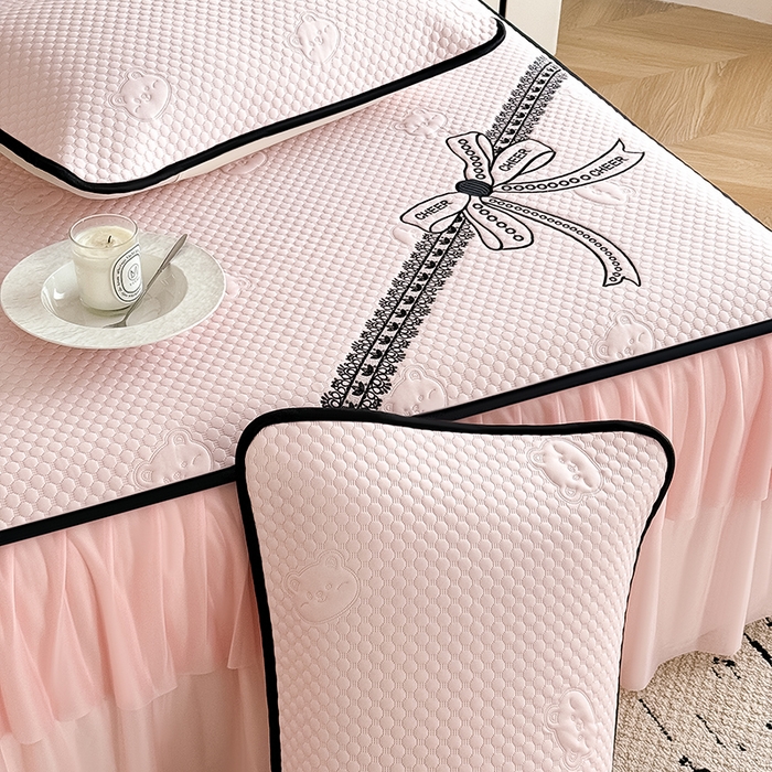 91家纺网 家纺一手货源 找家纺 卡罗兰 2026新款豆豆冰丝凉席夏被复合三明治蝴蝶结床裙三件四件套 蝴蝶结-浅粉色