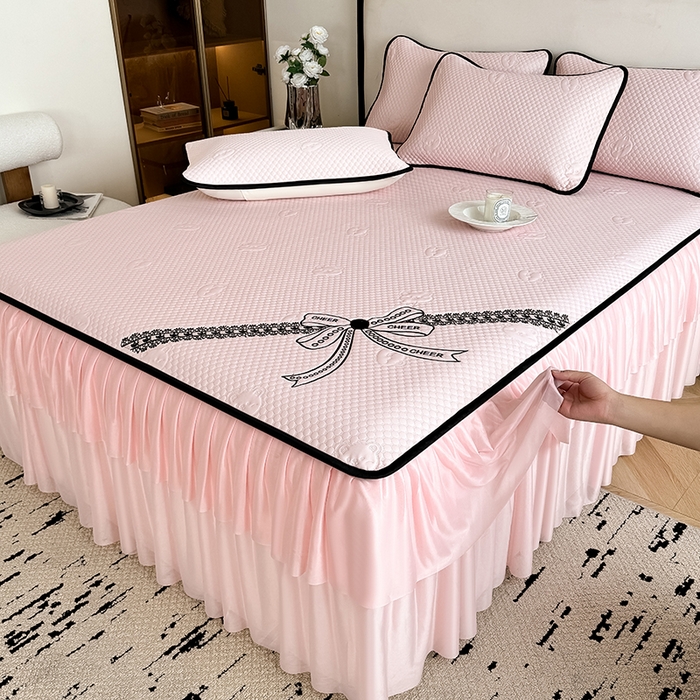 91家纺网 家纺一手货源 找家纺 卡罗兰 2026新款豆豆冰丝凉席夏被复合三明治蝴蝶结床裙三件四件套 蝴蝶结-浅粉色