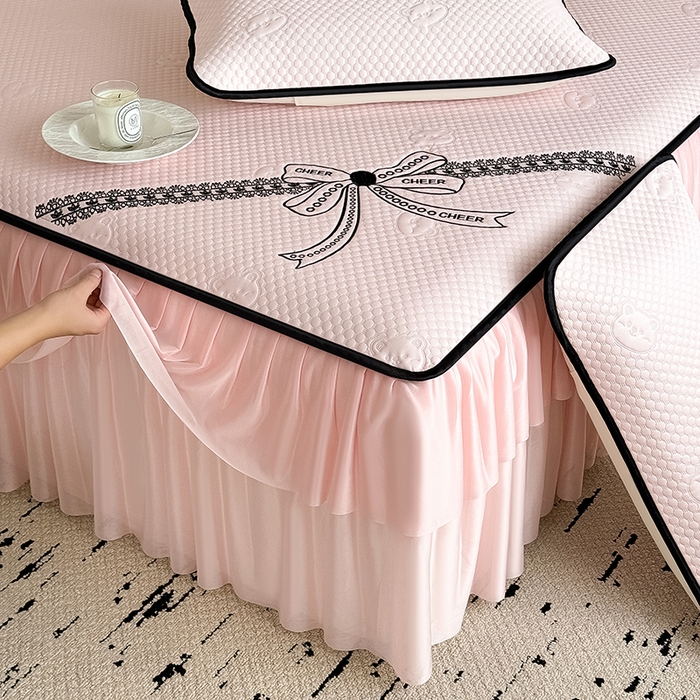 91家纺网 家纺一手货源 找家纺 卡罗兰 2026新款豆豆冰丝凉席夏被复合三明治蝴蝶结床裙三件四件套 蝴蝶结-浅粉色