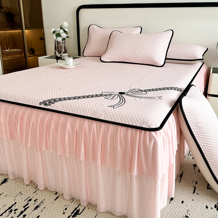 91家纺网 家纺一手货源 找家纺 卡罗兰 2026新款豆豆冰丝凉席夏被复合三明治蝴蝶结床裙三件四件套 蝴蝶结-浅粉色