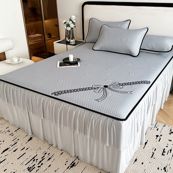 91家纺网 家纺一手货源 找家纺 卡罗兰 2026新款豆豆冰丝凉席夏被复合三明治蝴蝶结床裙三件四件套 蝴蝶结-浅灰色