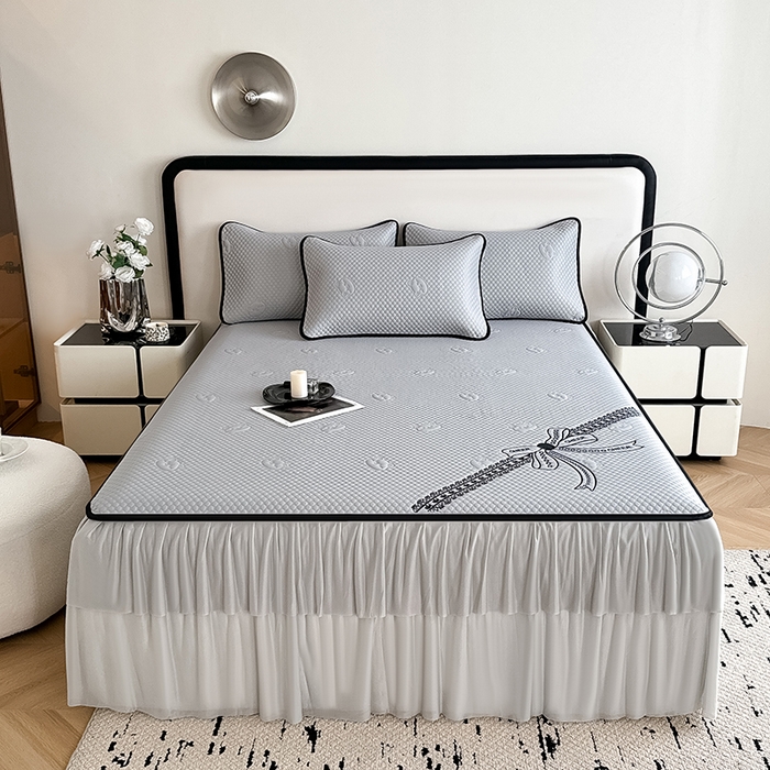 91家纺网 家纺一手货源 找家纺 卡罗兰 2026新款豆豆冰丝凉席夏被复合三明治蝴蝶结床裙三件四件套 蝴蝶结-浅灰色