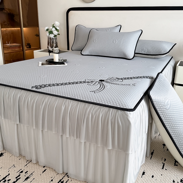 91家纺网 家纺一手货源 找家纺 卡罗兰 2026新款豆豆冰丝凉席夏被复合三明治蝴蝶结床裙三件四件套 蝴蝶结-浅灰色