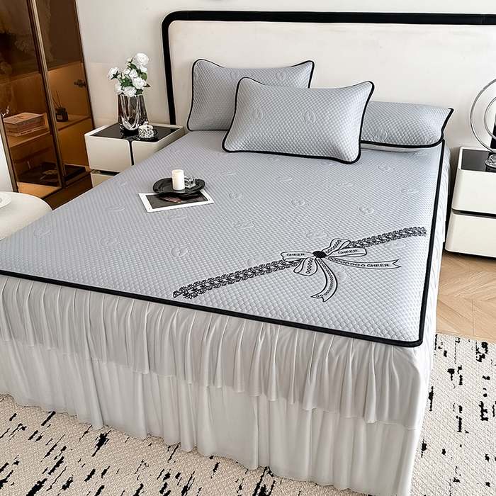 91家纺网 家纺一手货源 找家纺 卡罗兰 2026新款豆豆冰丝凉席夏被复合三明治蝴蝶结床裙三件四件套 蝴蝶结-浅灰色