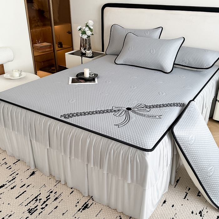 91家纺网 家纺一手货源 找家纺 卡罗兰 2026新款豆豆冰丝凉席夏被复合三明治蝴蝶结床裙三件四件套 蝴蝶结-浅灰色