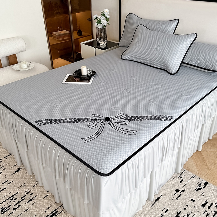 91家纺网 家纺一手货源 找家纺 卡罗兰 2026新款豆豆冰丝凉席夏被复合三明治蝴蝶结床裙三件四件套 蝴蝶结-浅灰色