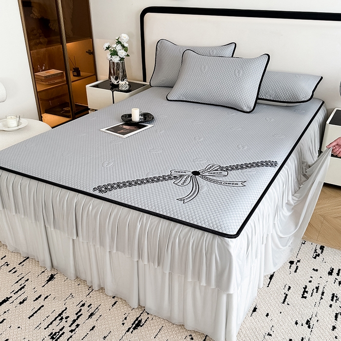 91家纺网 家纺一手货源 找家纺 卡罗兰 2026新款豆豆冰丝凉席夏被复合三明治蝴蝶结床裙三件四件套 蝴蝶结-浅灰色