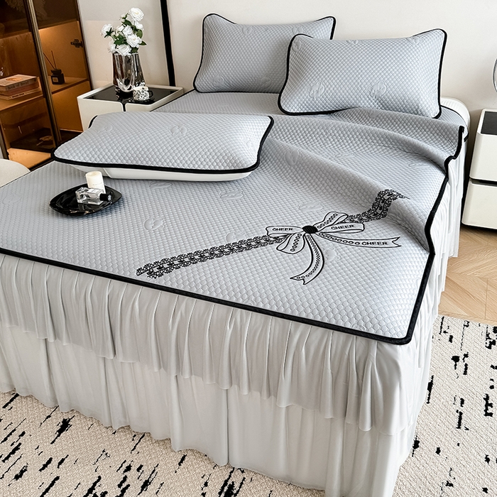 91家纺网 家纺一手货源 找家纺 卡罗兰 2026新款豆豆冰丝凉席夏被复合三明治蝴蝶结床裙三件四件套 蝴蝶结-浅灰色