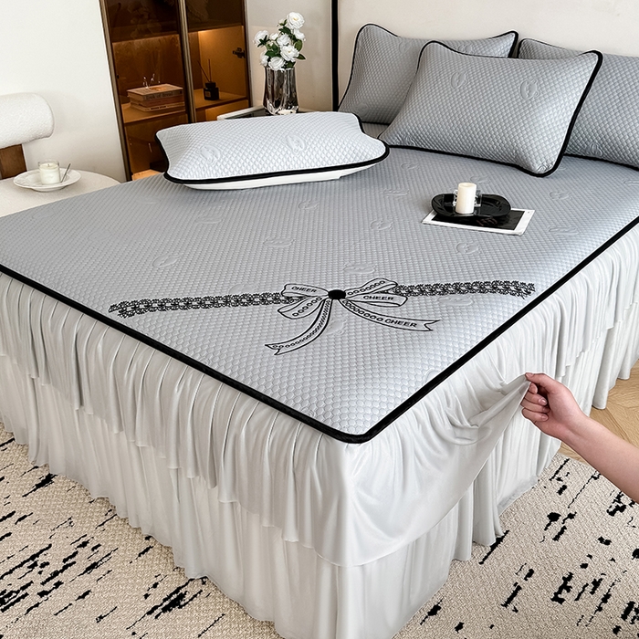 91家纺网 家纺一手货源 找家纺 卡罗兰 2026新款豆豆冰丝凉席夏被复合三明治蝴蝶结床裙三件四件套 蝴蝶结-浅灰色