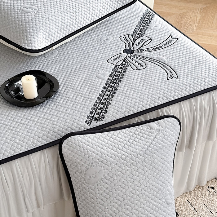 91家纺网 家纺一手货源 找家纺 卡罗兰 2026新款豆豆冰丝凉席夏被复合三明治蝴蝶结床裙三件四件套 蝴蝶结-浅灰色