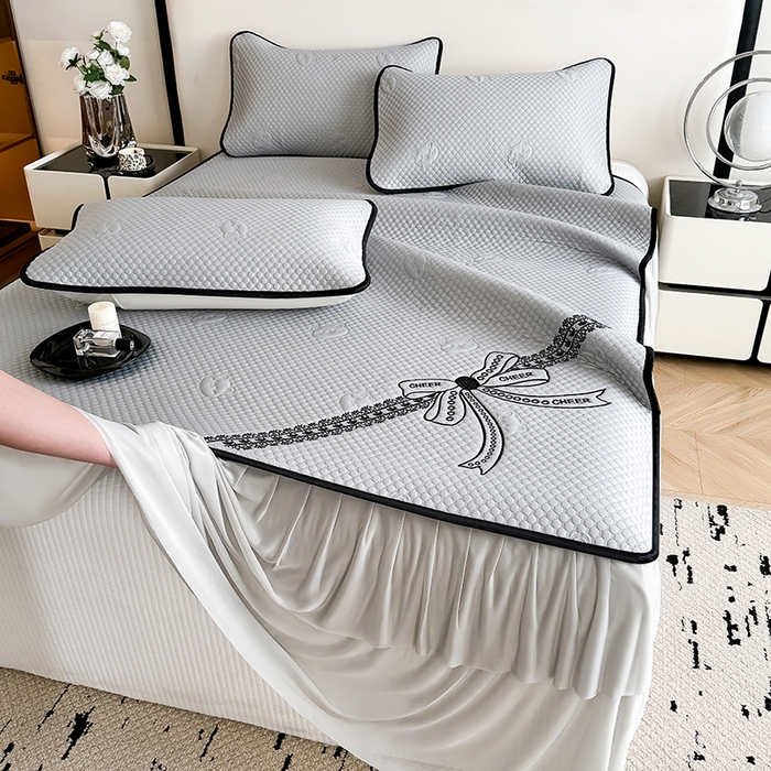 91家纺网 家纺一手货源 找家纺 卡罗兰 2026新款豆豆冰丝凉席夏被复合三明治蝴蝶结床裙三件四件套 蝴蝶结-浅灰色