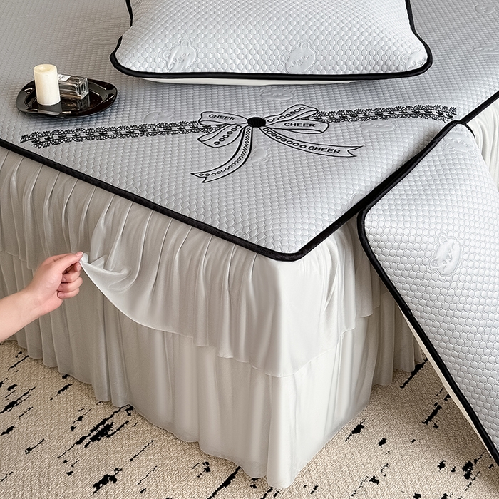 91家纺网 家纺一手货源 找家纺 卡罗兰 2026新款豆豆冰丝凉席夏被复合三明治蝴蝶结床裙三件四件套 蝴蝶结-浅灰色