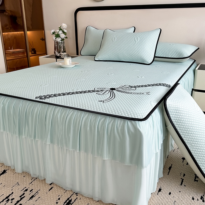 91家纺网 家纺一手货源 找家纺 卡罗兰 2026新款豆豆冰丝凉席夏被复合三明治蝴蝶结床裙三件四件套 蝴蝶结-水绿色