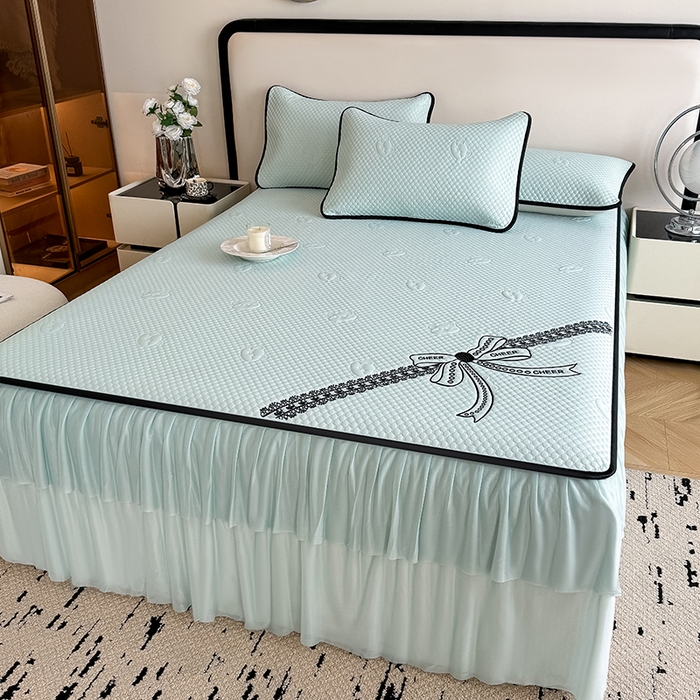 91家纺网 家纺一手货源 找家纺 卡罗兰 2026新款豆豆冰丝凉席夏被复合三明治蝴蝶结床裙三件四件套 蝴蝶结-水绿色