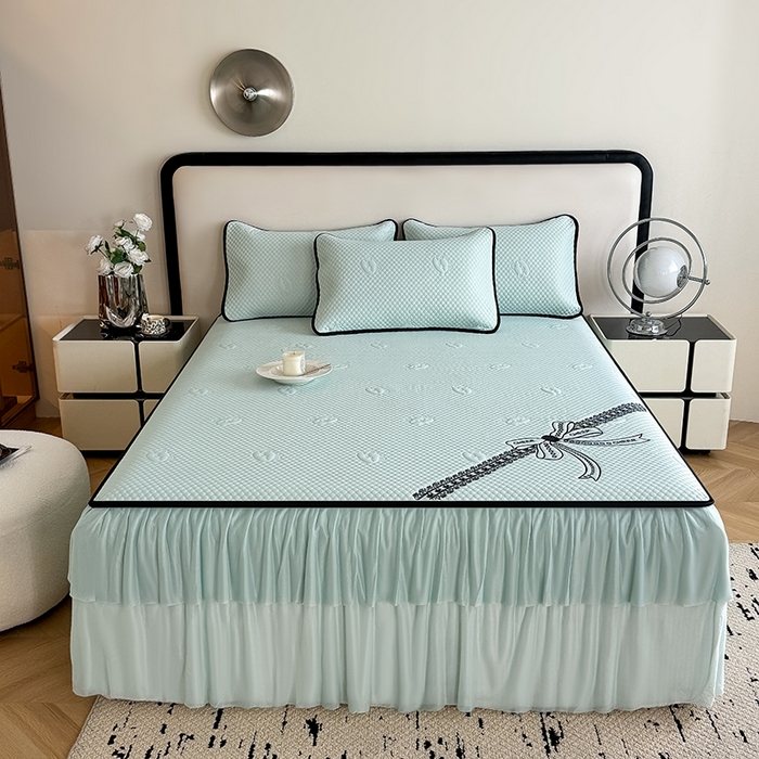 91家纺网 家纺一手货源 找家纺 卡罗兰 2026新款豆豆冰丝凉席夏被复合三明治蝴蝶结床裙三件四件套 蝴蝶结-水绿色