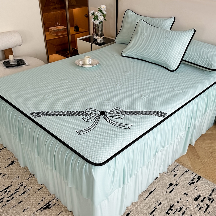 91家纺网 家纺一手货源 找家纺 卡罗兰 2026新款豆豆冰丝凉席夏被复合三明治蝴蝶结床裙三件四件套 蝴蝶结-水绿色