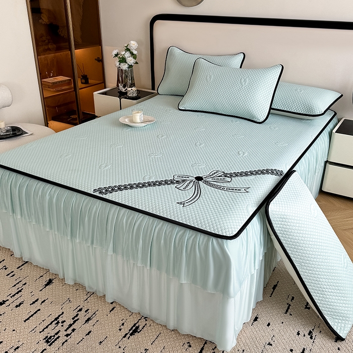 91家纺网 家纺一手货源 找家纺 卡罗兰 2026新款豆豆冰丝凉席夏被复合三明治蝴蝶结床裙三件四件套 蝴蝶结-水绿色