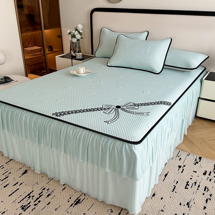 91家纺网 家纺一手货源 找家纺 卡罗兰 2026新款豆豆冰丝凉席夏被复合三明治蝴蝶结床裙三件四件套 蝴蝶结-水绿色