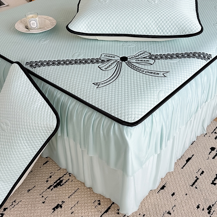 91家纺网 家纺一手货源 找家纺 卡罗兰 2026新款豆豆冰丝凉席夏被复合三明治蝴蝶结床裙三件四件套 蝴蝶结-水绿色