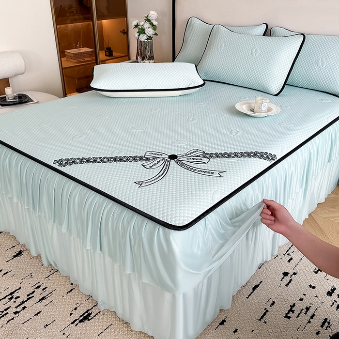 91家纺网 家纺一手货源 找家纺 卡罗兰 2026新款豆豆冰丝凉席夏被复合三明治蝴蝶结床裙三件四件套 蝴蝶结-水绿色