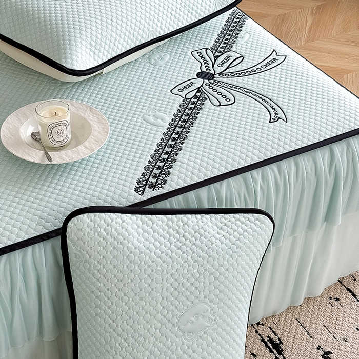 91家纺网 家纺一手货源 找家纺 卡罗兰 2026新款豆豆冰丝凉席夏被复合三明治蝴蝶结床裙三件四件套 蝴蝶结-水绿色