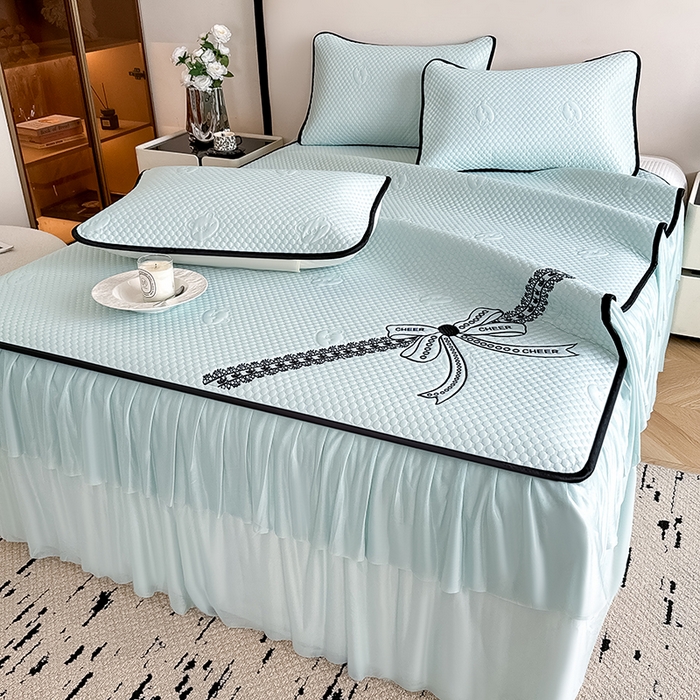 91家纺网 家纺一手货源 找家纺 卡罗兰 2026新款豆豆冰丝凉席夏被复合三明治蝴蝶结床裙三件四件套 蝴蝶结-水绿色