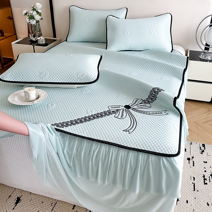 91家纺网 家纺一手货源 找家纺 卡罗兰 2026新款豆豆冰丝凉席夏被复合三明治蝴蝶结床裙三件四件套 蝴蝶结-水绿色