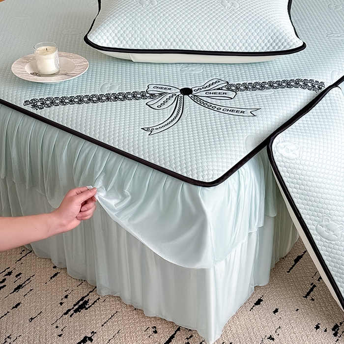 91家纺网 家纺一手货源 找家纺 卡罗兰 2026新款豆豆冰丝凉席夏被复合三明治蝴蝶结床裙三件四件套 蝴蝶结-水绿色