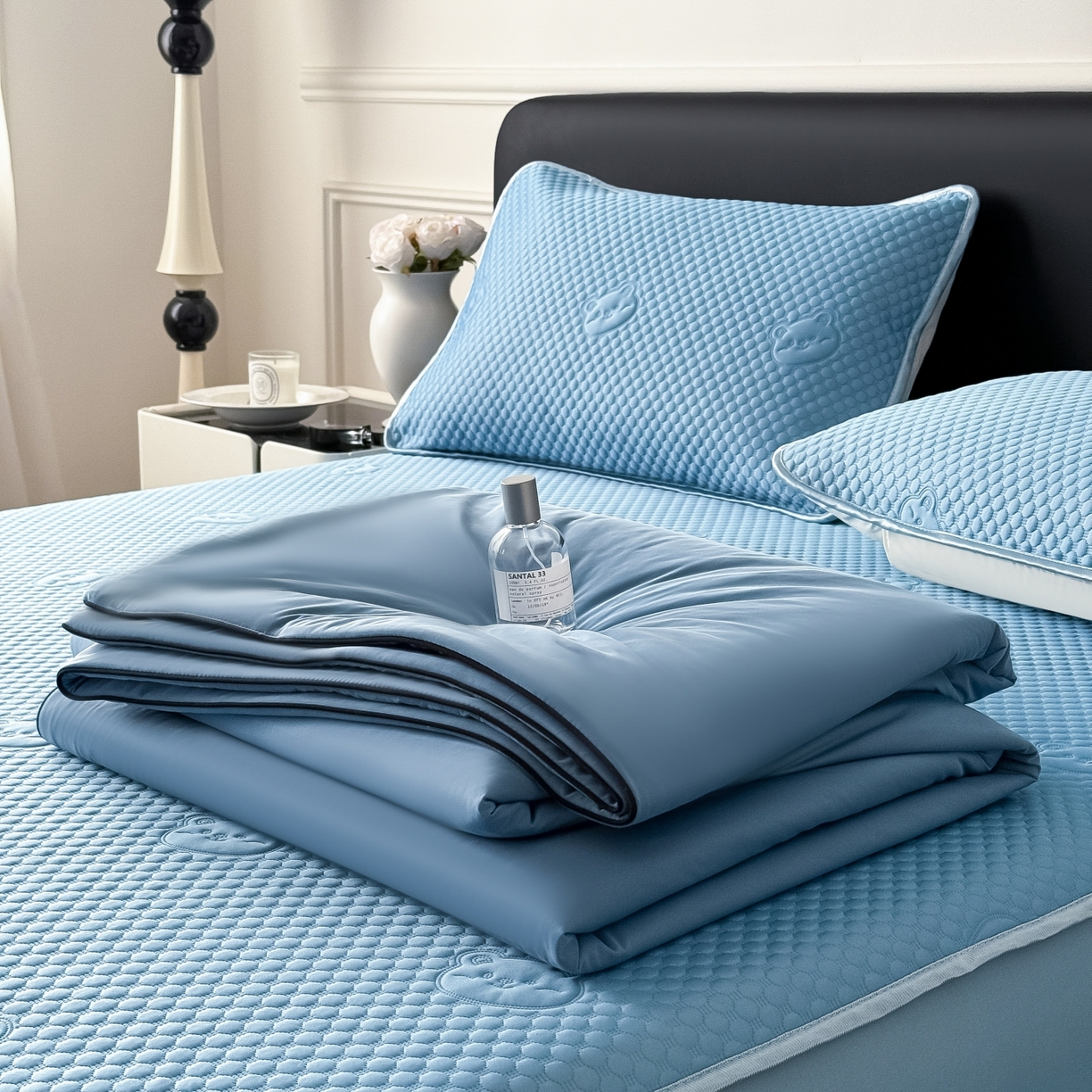 91家纺网 家纺一手货源 找家纺 卡罗兰 2026新款豆豆冰丝凉席夏被复合三明治蝴蝶结床裙三件四件套 夏被-海蓝色