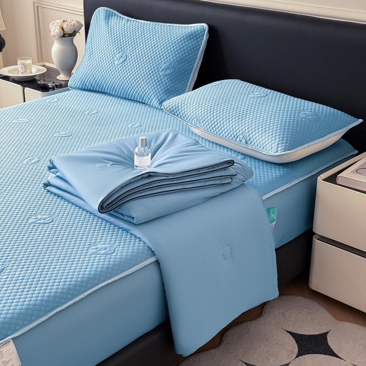 91家纺网 家纺一手货源 找家纺 卡罗兰 2026新款豆豆冰丝凉席夏被复合三明治蝴蝶结床裙三件四件套 夏被-海蓝色