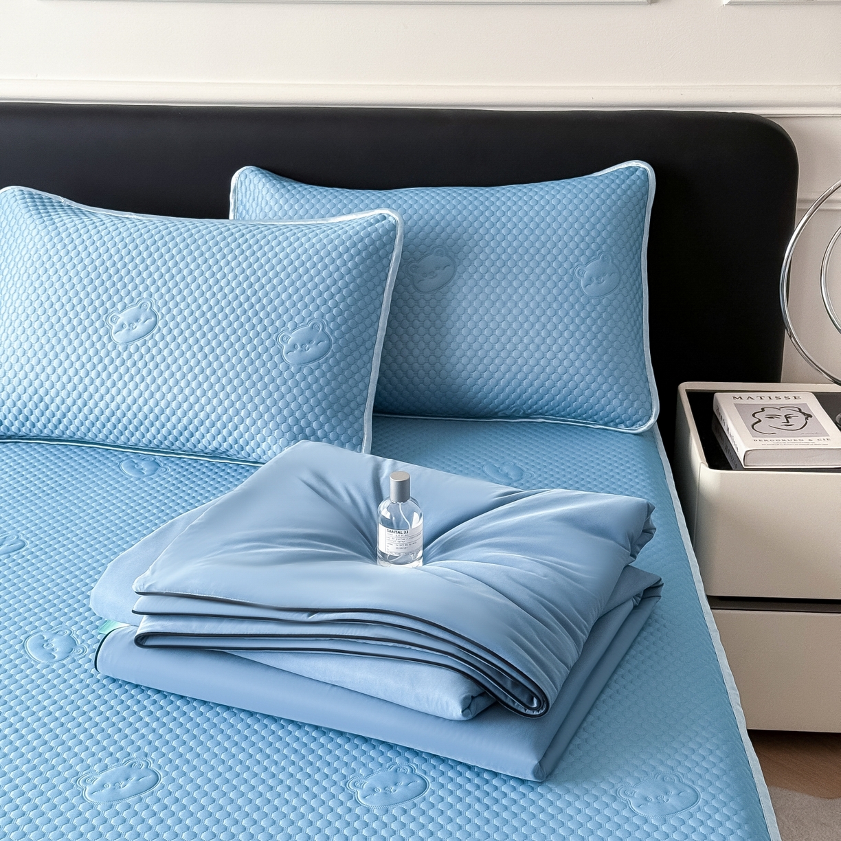 91家纺网 家纺一手货源 找家纺 卡罗兰 2026新款豆豆冰丝凉席夏被复合三明治蝴蝶结床裙三件四件套 夏被-海蓝色