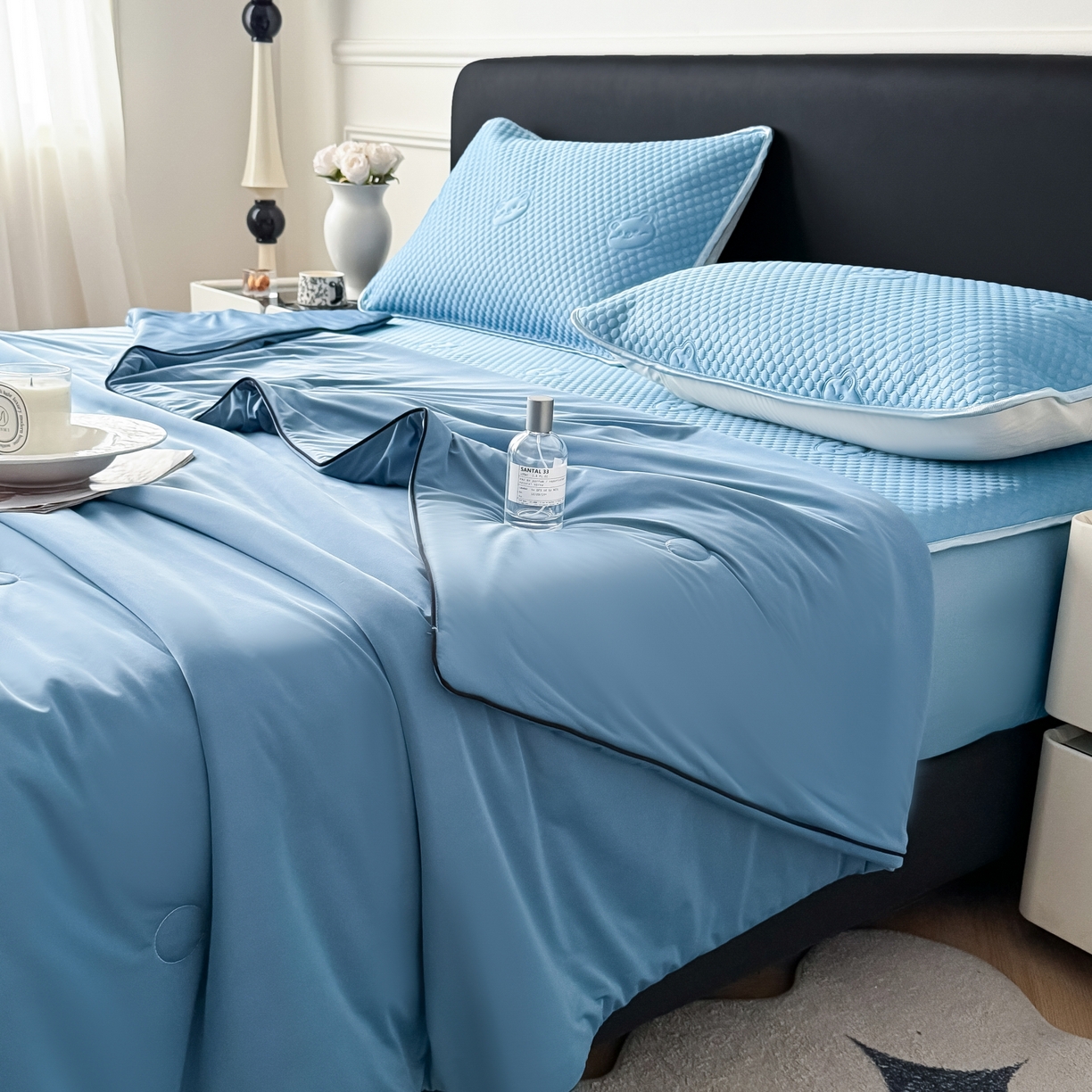 91家纺网 家纺一手货源 找家纺 卡罗兰 2026新款豆豆冰丝凉席夏被复合三明治蝴蝶结床裙三件四件套 夏被-海蓝色