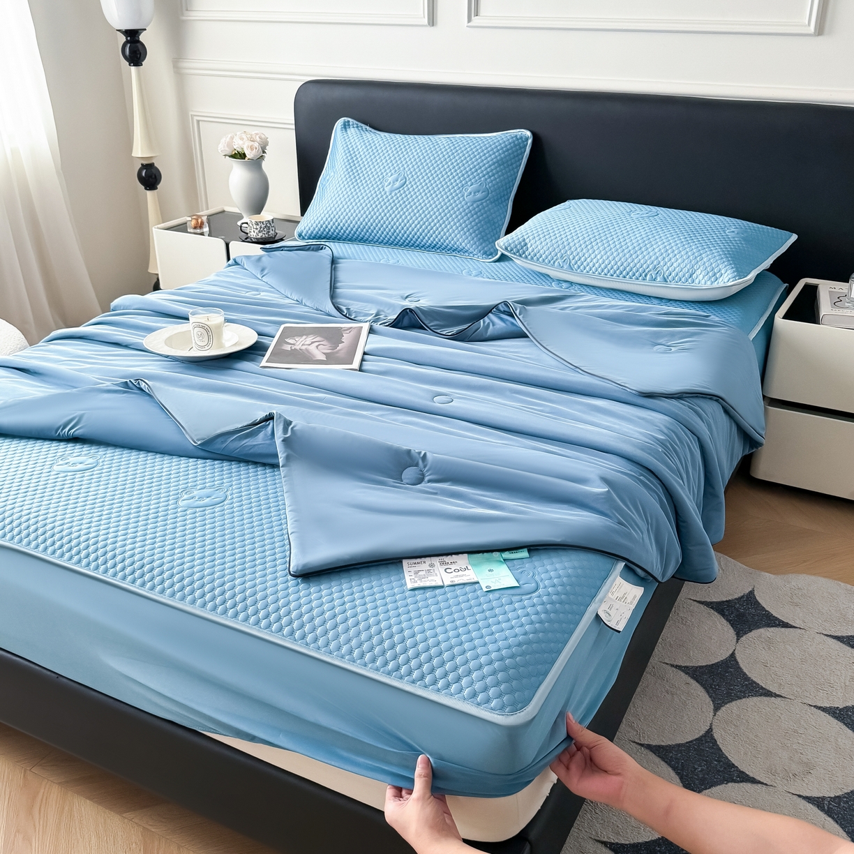 91家纺网 家纺一手货源 找家纺 卡罗兰 2026新款豆豆冰丝凉席夏被复合三明治蝴蝶结床裙三件四件套 夏被-海蓝色