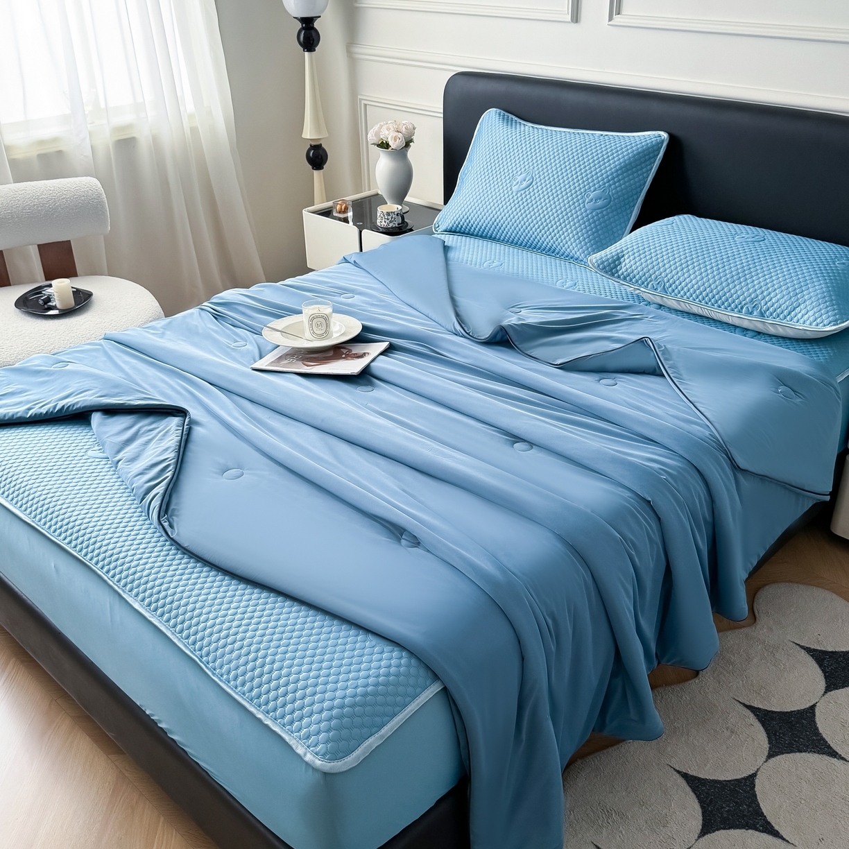 91家纺网 家纺一手货源 找家纺 卡罗兰 2026新款豆豆冰丝凉席夏被复合三明治蝴蝶结床裙三件四件套 夏被-海蓝色