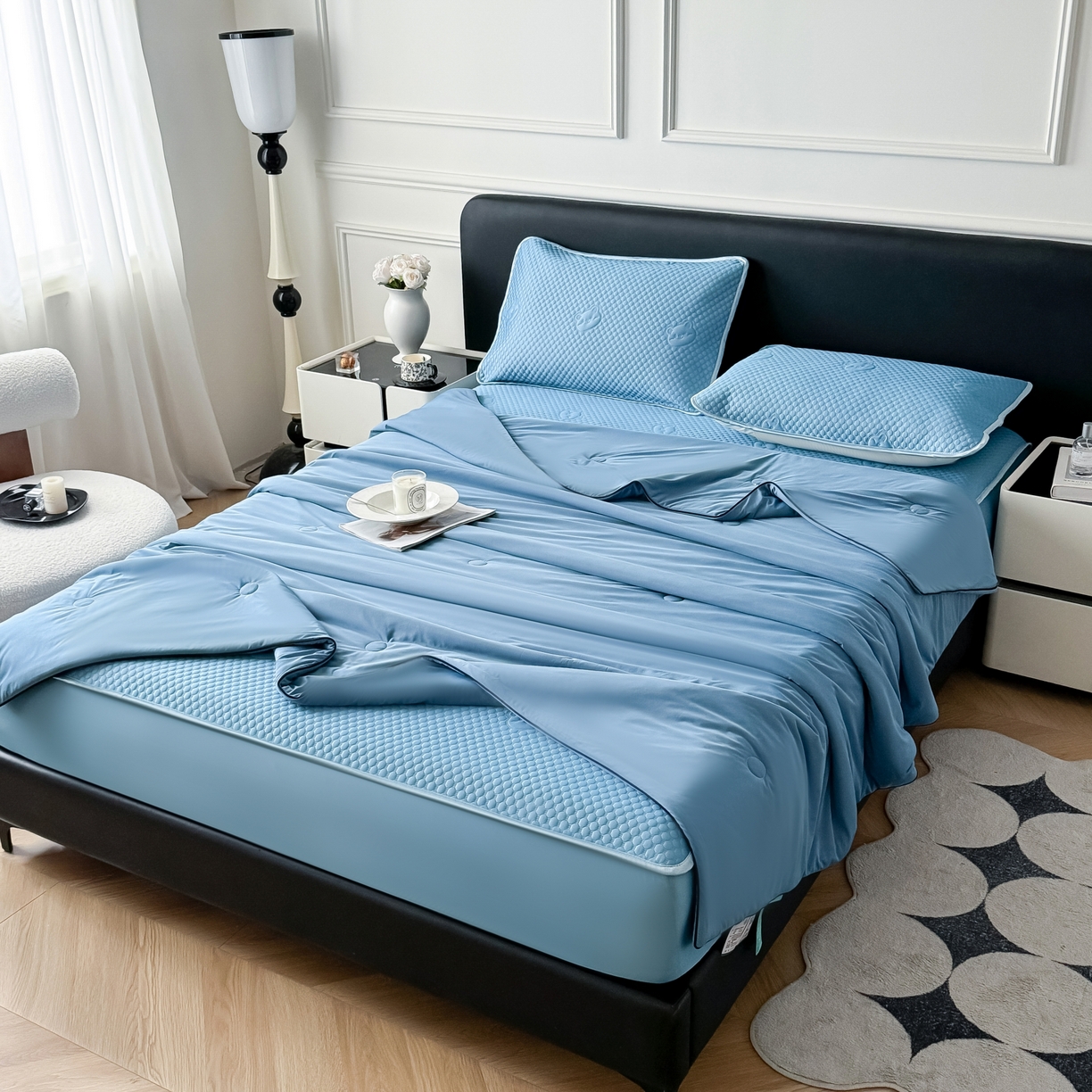 91家纺网 家纺一手货源 找家纺 卡罗兰 2026新款豆豆冰丝凉席夏被复合三明治蝴蝶结床裙三件四件套 夏被-海蓝色