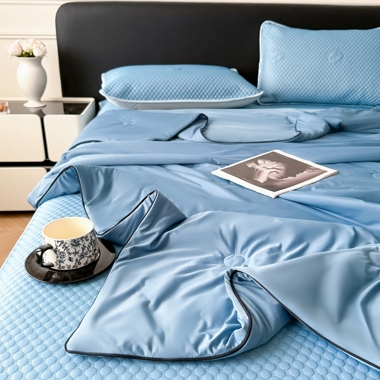 91家纺网 家纺一手货源 找家纺 卡罗兰 2026新款豆豆冰丝凉席夏被复合三明治蝴蝶结床裙三件四件套 夏被-海蓝色