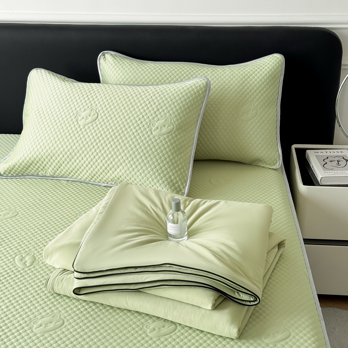 91家纺网 家纺一手货源 找家纺 卡罗兰 2026新款豆豆冰丝凉席夏被复合三明治蝴蝶结床裙三件四件套 夏被-抹茶绿