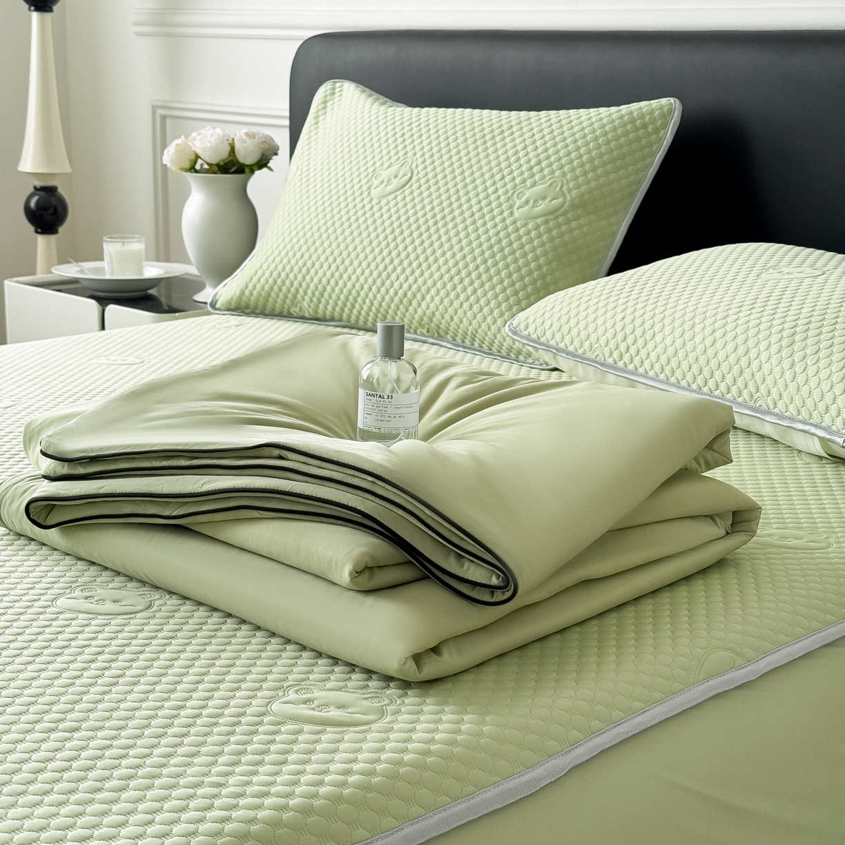 91家纺网 家纺一手货源 找家纺 卡罗兰 2026新款豆豆冰丝凉席夏被复合三明治蝴蝶结床裙三件四件套 夏被-抹茶绿