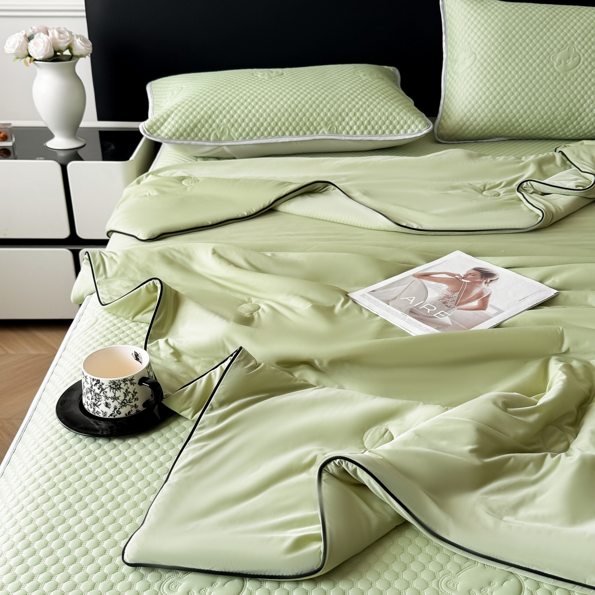 91家纺网 家纺一手货源 找家纺 卡罗兰 2026新款豆豆冰丝凉席夏被复合三明治蝴蝶结床裙三件四件套 夏被-抹茶绿