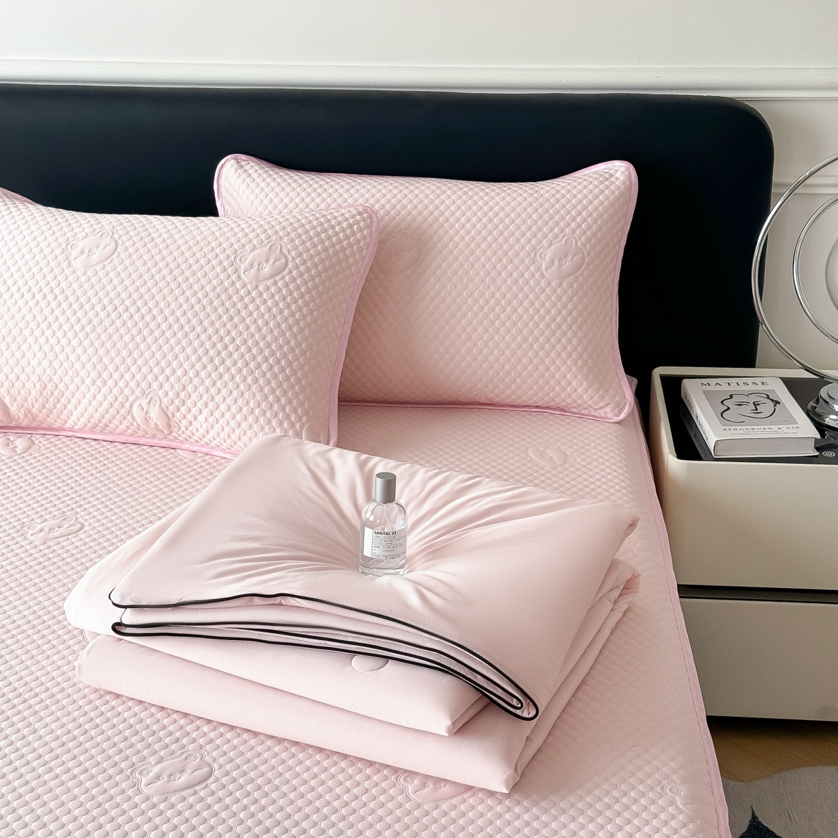 91家纺网 家纺一手货源 找家纺 卡罗兰 2026新款豆豆冰丝凉席夏被复合三明治蝴蝶结床裙三件四件套 夏被-浅粉色